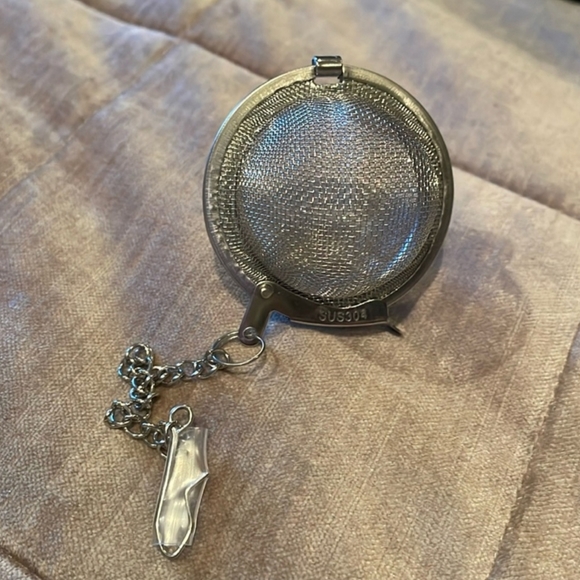 - Silver colored loose tea diffuser/herb basket ball - NWOT - Picture 1 of 5